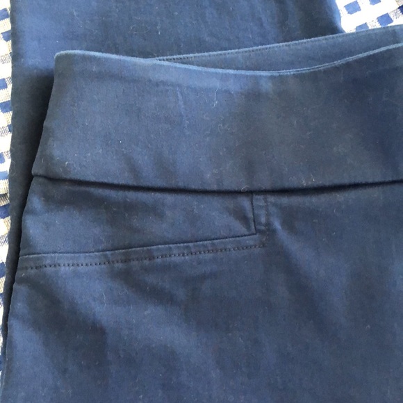 St. John’s Bay Mid Rise Slenderizing Capri Navy Blue Size 12 - Picture 7 of 11